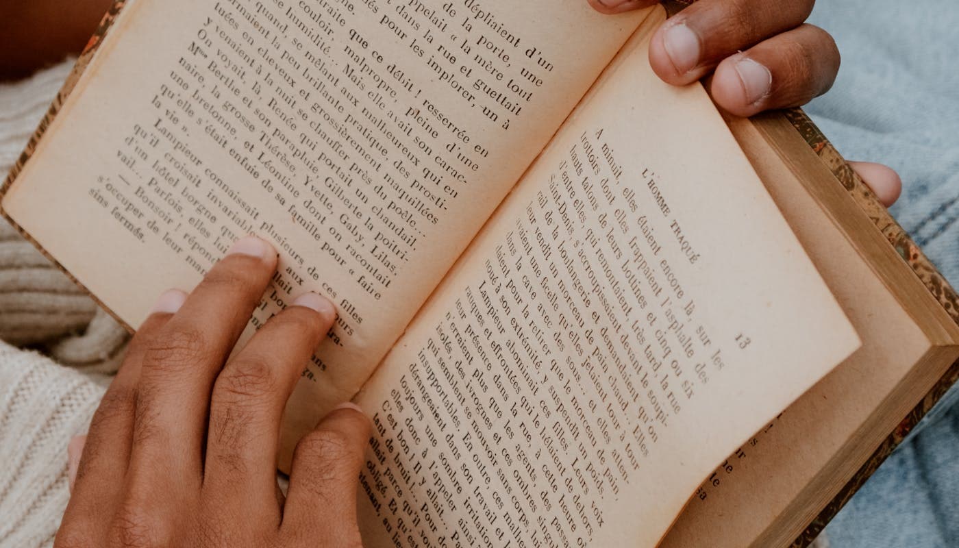 本を手に取る様子